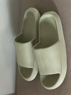 Women's Slide Sandals in Sage Green Pool Shoes Shower Shoes size 9